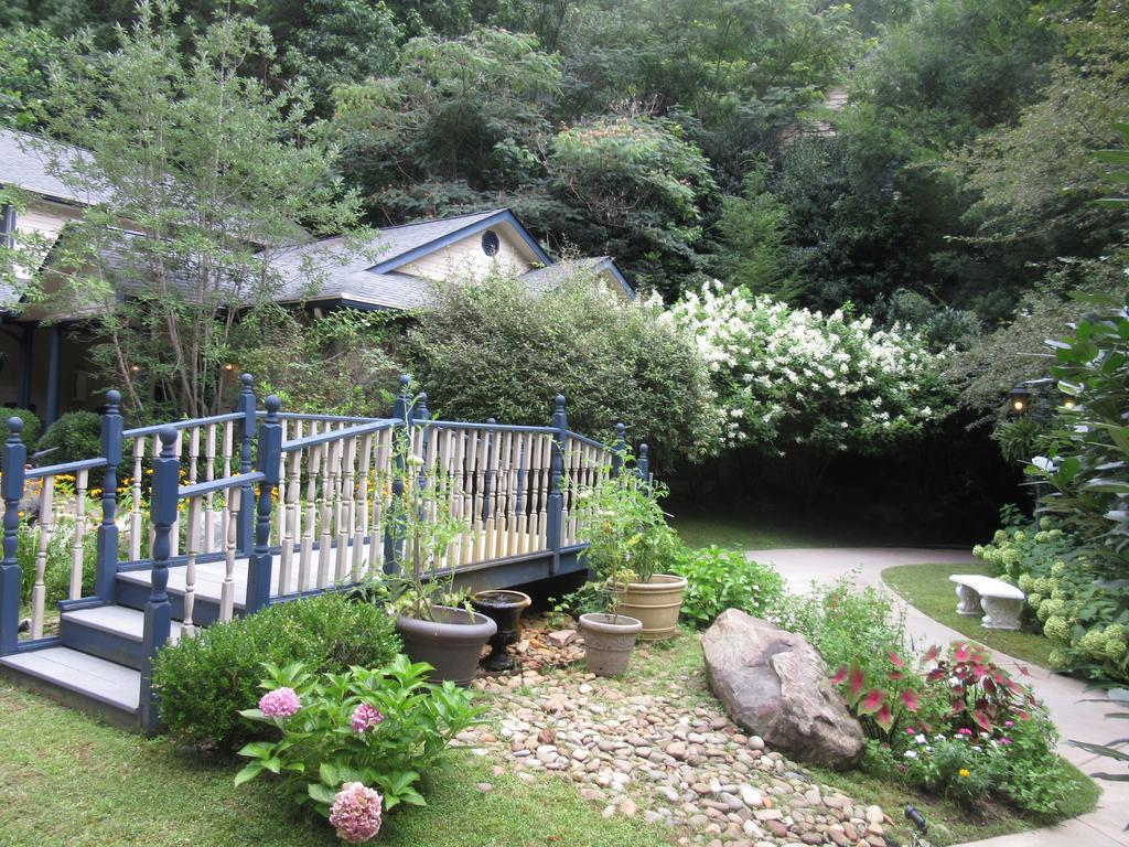 Eight Gables Inn Gatlinburg Exterior photo