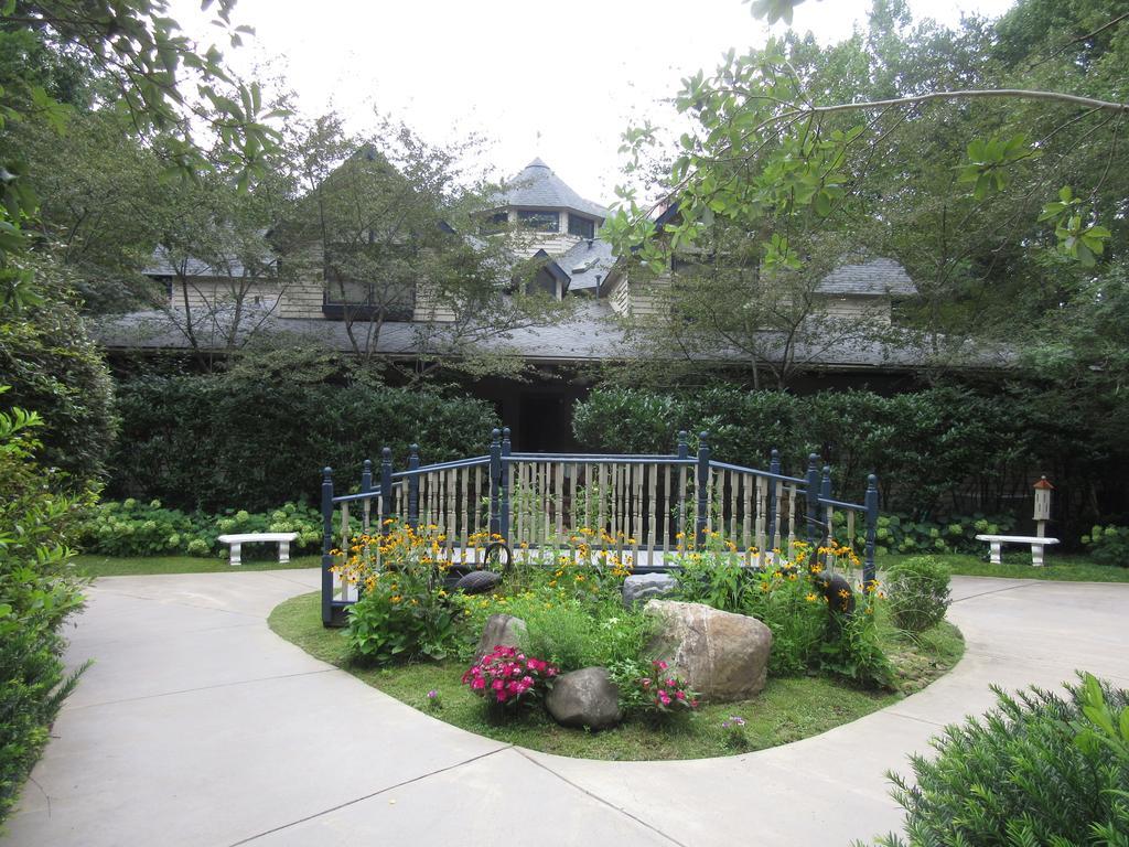 Eight Gables Inn Gatlinburg Exterior photo