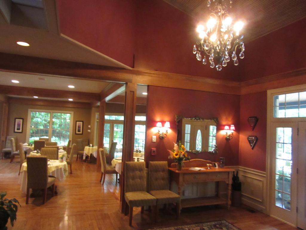 Eight Gables Inn Gatlinburg Exterior photo