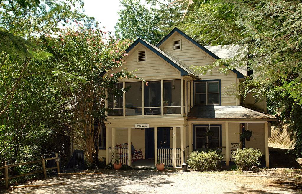 Eight Gables Inn Gatlinburg Exterior photo
