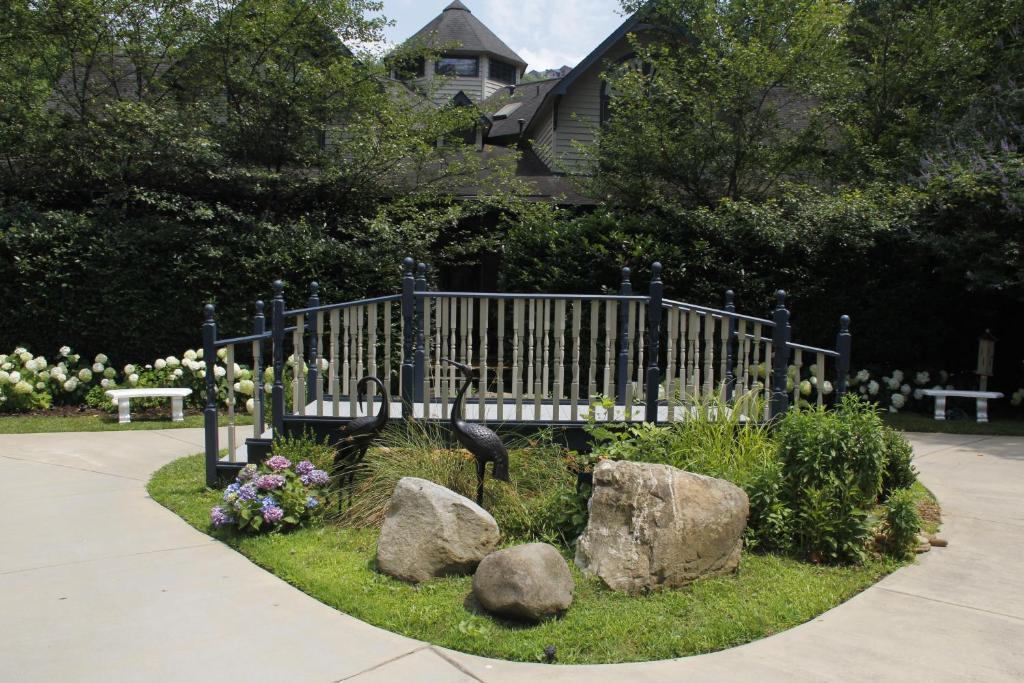 Eight Gables Inn Gatlinburg Exterior photo